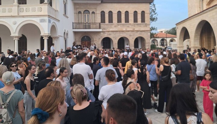 Citizens Protest Dismissal of Metropolitan Tychikos in Paphos