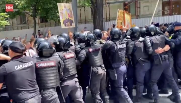 In Chisinau, the police blocked the path of the Orthodox.