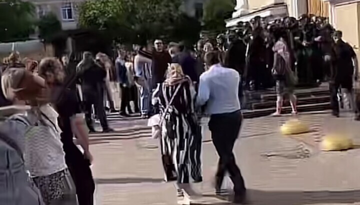 UOC believers breach cathedral perimeter in Chernivtsi.