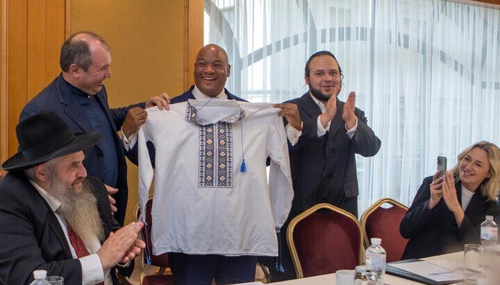 Pastor Mark Burns during a meeting with Ukraine's