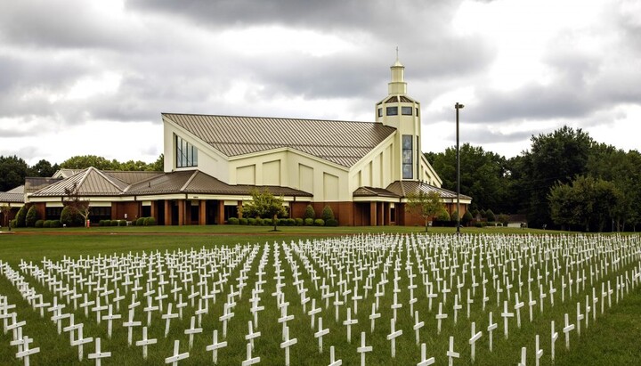 Church Places 1,000 Crosses to Honor Victims of Abortion