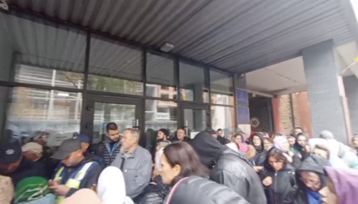 Faithful outside of the Kyiv Appellate Court. [CREDIT: UOJ - SPZh]