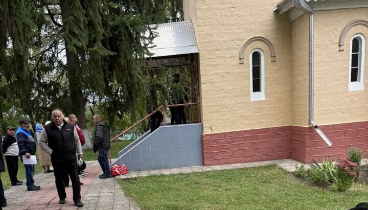 Breaking into the UOC church in Nahoriany. Photo: UOJ