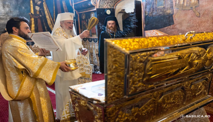 Pat. Daniel of Romania consecrates the reliquary of St. Dumitru Stăniloae. Photo: Basilica News Agency