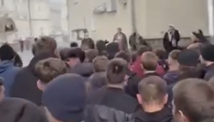In Pochaiv, seminarians push back the attackers. [CREDIT: SPZh]