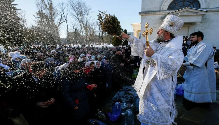 Metropolitan of Chisinau and All Moldova Vladimir splashes water on believers during Theophany celebrations in Chisinau, Moldova. January 19, 2019. Photo: REUTERS/Gleb Garanich