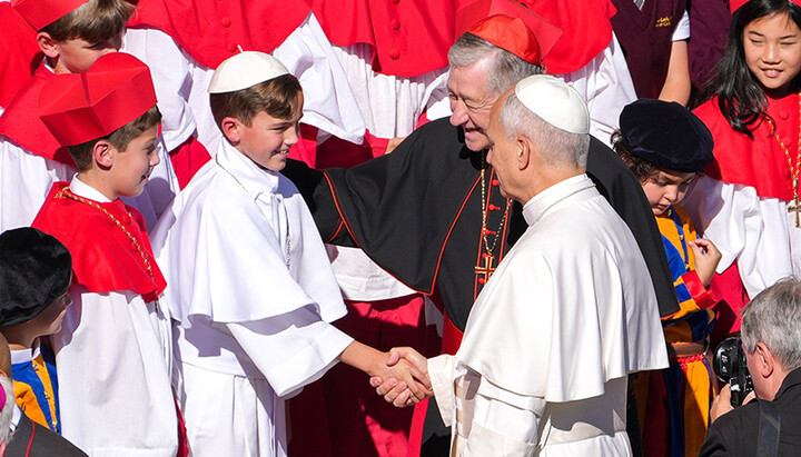 Leo meets Cupich, students from Chicago. Source: Chicago Catholic