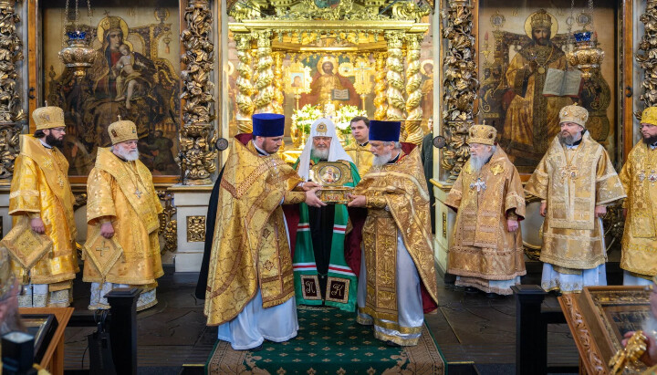 Pat. Kirill stands before the relics of St. Tikhon. Photo: ROC Commission for the Development of Pilgrimage and the Bringing of Holy Relics