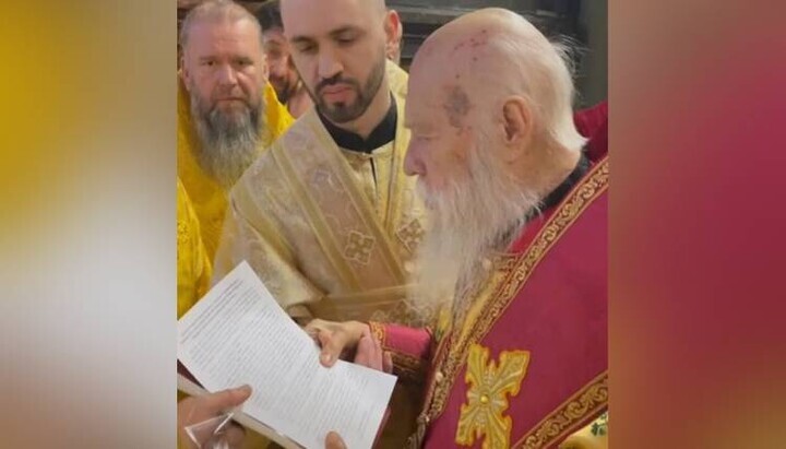 Filaret with his spiritual testament. Photo: Telegram channel “For the Ukrainian Church”