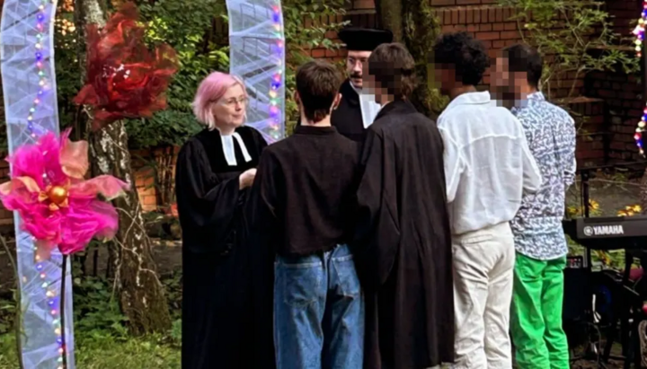 Pastor Lena Müller (left) 