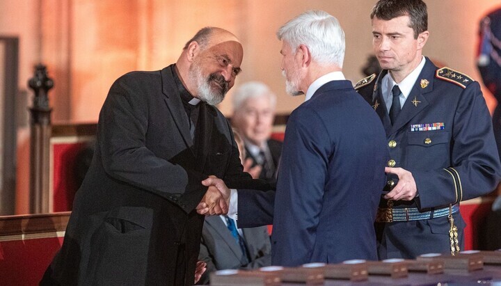 Tomáš Halík shakes hands with President Petr Pavel. Photo: Aktuálně.cz