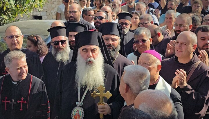 Met. Athanasios and the people of al-Ghassaniyah during the celebration of the return. Photo: SANA