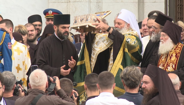 Patr. Porfijire Bids Emotional Farewell to Belt of the Theotokos