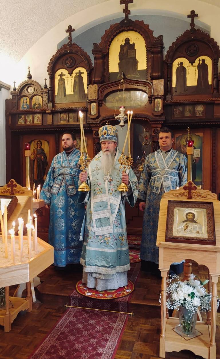 Pilgrims Gather on the Russian River to Honor the Kazan Icon - photo 1