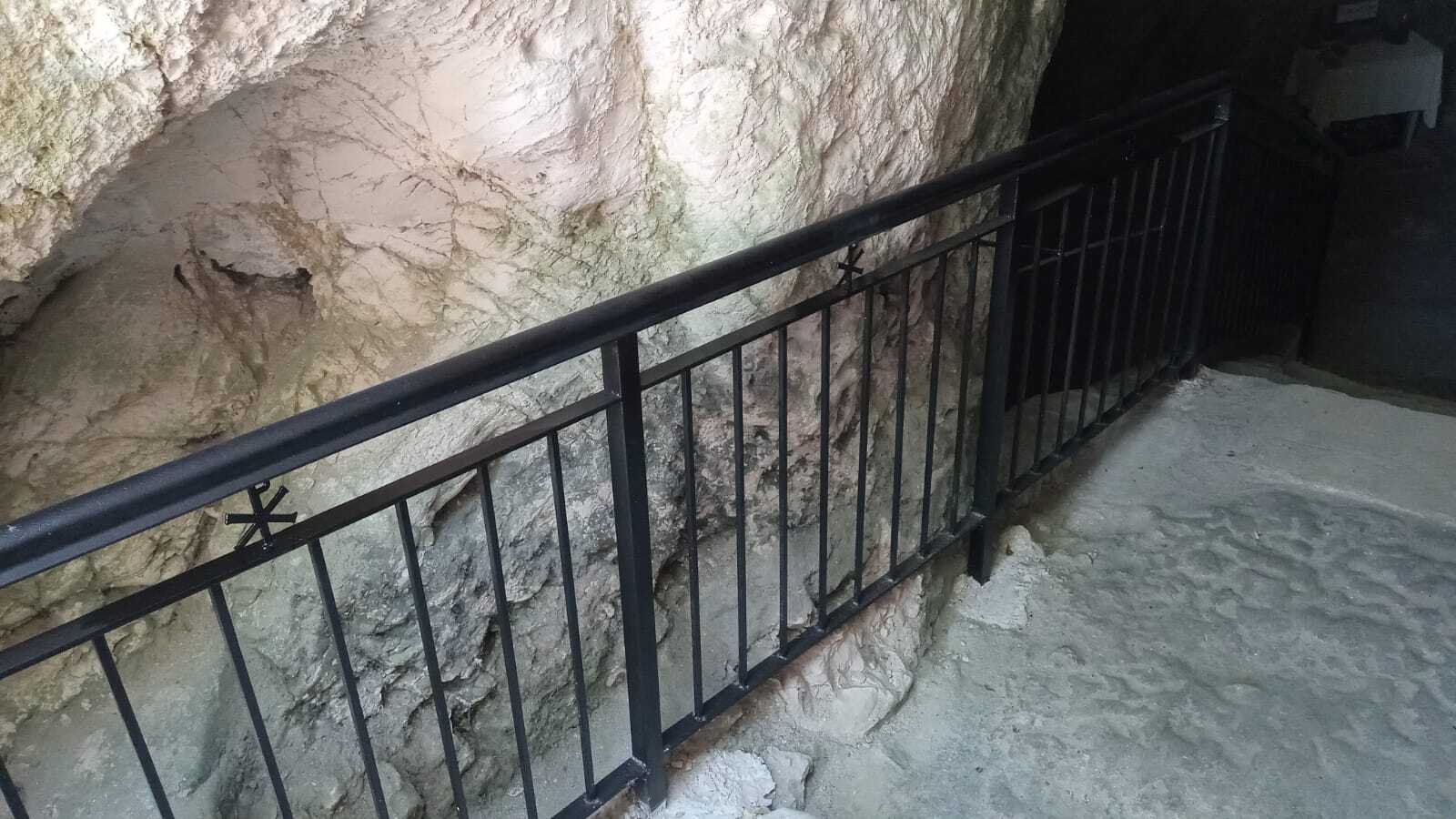 The newly replaced handrails at the entrance to the Tomb of the Prophets [CREDIT: missionrocor.ru] 