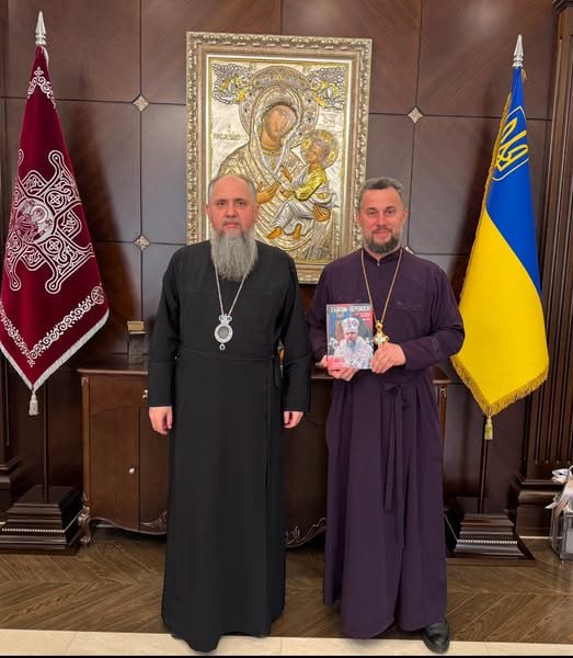 Serhii (Epiphany) Dumenko, head of Constantinople's OCU, gifts Gryshchuk a photo of himself.