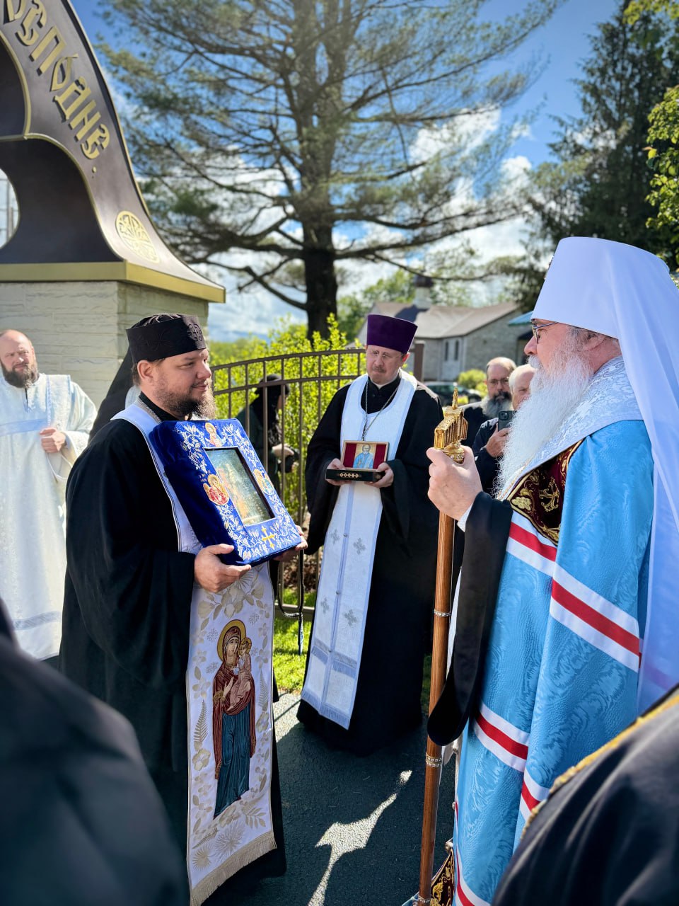 Met. Tikhon (Mollard) greets the Hawaiian Iveron Mother of God